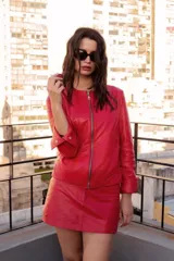 Chaqueta de cuero ovino color negro, con cierre frontal asimétrico y cuello mao.