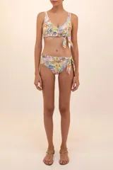 Top de bikini con estampado floral, con detalle de pañuelo cruzado al frente y cierre con broche en la espalda. Copas con varillas y tirantes medianos ajustables.