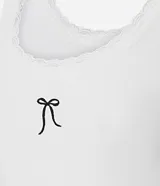 Musculosa de rib color blanco de la marca Blue Steel, con escote redondo ribeteado en encaje y detalle de moña negra bordada en el centro del pecho.