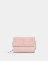 Billetera pequeña color rosa claro de cuerina con solapa y cierre con broche.