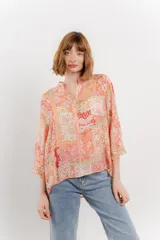 Blusa estampada con cuello mao, abertura frontal y mangas 3/4.