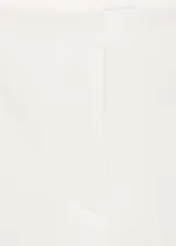 Pantalón de vestir blanco de corte recto y largo.