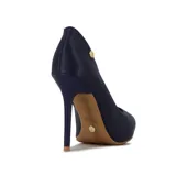 Zapato de tacón alto Vizzano, color blanco, con punta fina y tacón de aguja. Presenta un pequeño logo metálico en el lateral exterior.