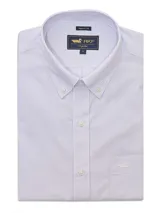 Camisa de hombre RKF de calce regular, color blanco con diseño a cuadros celestes. Cuenta con cuello americano abotonado, manga larga, bolsillo en el pecho con logo bordado y cierre con botones. Confeccionada en tejido resistente a las arrugas.