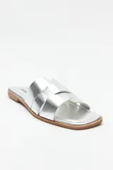 Sandalias bajas color marrón con capellada entrelazada.