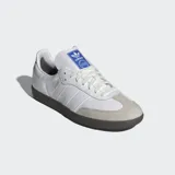 Zapatillas de cuero blanco con detalles en ante y suela de goma color caramelo, diseñadas para comodidad y estilo en cualquier ocasión.