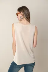 Blusa italiana tejida en lino y viscosa, color blanco, sin mangas y con escote en V.