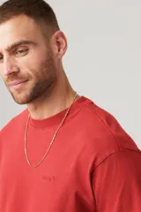 Remera roja de algodón con cuello redondo y logo de Levi's bordado en el pecho.