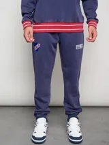 Pantalón de jogging azul con efecto lavado, puños ajustados y escudo del Club Nacional de Football bordado en la pierna izquierda.
