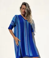 Vestido corto tejido a rayas verticales en tonos de azul y celeste, con cuello en V y mangas cortas.