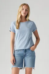 Remera celeste de algodón con bolsillo en el pecho y pequeño bordado de flores.