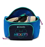 Riñonera azul con bolsillo negro con logo de Columbia y Mickey's Outdoor Club. Tiene correa ajustable y cierre con cremallera. Edición especial de la colaboración entre Columbia y Disney.