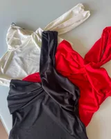 Top marrón de un hombro con detalle cruzado en el frente.