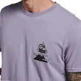 Remera violeta de manga corta con cuello redondo y estampado en el pecho de una montaña con una bicicleta y la inscripción "Roark".