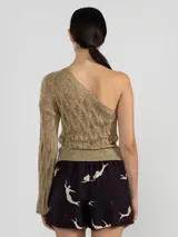Top dorado de tejido de punto calado, con un solo hombro y una manga larga.