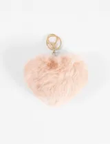Llavero con pompón de pelo sintético en forma de corazón, color rosa pálido, con herraje metálico dorado.