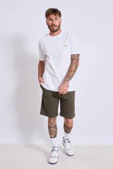 Bermuda color verde militar con cintura ajustable con cordón.