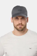 Gorra de béisbol azul marino de lona con visera curva y logo bordado en el frente.