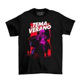 Remera negra de algodón con estampado en tonos rojo, rosa y azul con la frase "El Tema del Verano" y una ilustración de una persona tocando un instrumento musical.