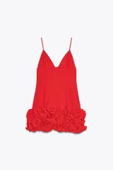 Vestido corto rojo de escote pico y tirantes finos ajustables, con forro interior tipo shorts y bajo con flores en relieve.