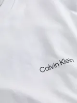 Remera blanca de algodón con cuello redondo y logo de Calvin Klein bordado en el pecho.