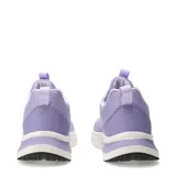 Championes Umbro modelo Vega, color violeta claro con detalles en negro y blanco. Presentan un diseño de malla transpirable, cordones a tono y el logo de Umbro en negro en el lateral. La suela es blanca con detalles en violeta y base negra.