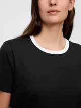 Remera negra de cuello redondo con ribete blanco.