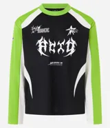 Remera de poliéster negra con mangas raglán verde lima y detalles blancos en los hombros. Presenta estampados con tipografías y gráficos en blanco en el frente.