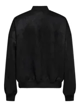 Campera bomber corta Only color negro, con cuello alto y hombros caídos.