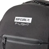Mochila negra Rip Curl F-Light Searcher 45L, fabricada en poliéster reciclado, con panel frontal moldeado en EVA, bolsillo forrado para gafas de sol, compartimento acolchado para laptop, bolsillo aislado para bebidas, salida de audio y panel trasero moldeado en EVA.