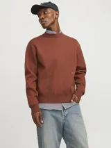 Sweater marrón de punto con cuello redondo y mangas largas.
