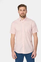 Camisa de hombre color rosado, de corte clásico, manga corta, cuello abotonado y bolsillo en el pecho. Confeccionada en algodón.