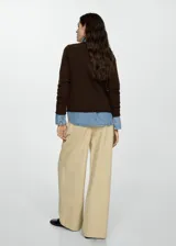 Sweater marrón de poliéster, acrílico y lana, con cuello redondo y mangas largas.