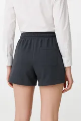 Short deportivo azul con cintura elástica y bolsillos laterales.