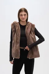 Chaleco marrón de piel sintética con capucha y cierre frontal con cremallera.