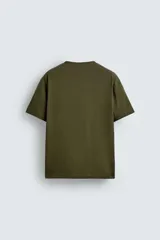Camiseta verde militar de corte holgado confeccionada en tejido de algodón compacto. Cuello redondo con ribete doble y mangas cortas.