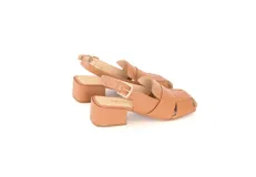 Sandalia de cuero color caramelo con punta cuadrada, tiras anchas entrecruzadas y talón abierto con pulsera ajustable y hebilla metálica. Taco ancho forrado en cuero.