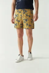 Short de baño celeste con estampado de hojas, cintura elástica con cordón ajustable, dos bolsillos laterales y uno trasero.