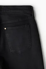 Short de denim negro de cinco bolsillos con corte ajustado en cintura, muslos y bajo, y piernas rectas.