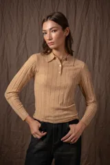 Sweater tejido color tostado con cuello tipo polo y detalles en líneas verticales.