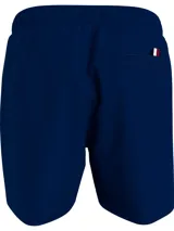 Short de baño azul marino con cintura elástica ajustable con cordón. Estampado vertical con el logo de Tommy Hilfiger en blanco y rojo en la pierna derecha.