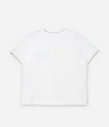 Remera blanca de algodón con cuello redondo y mangas cortas con borde negro. Estampado frontal con texto "Sport Club Sports For The Adventure Seekers" en color negro.