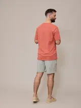 Short de baño verde agua texturizado con cintura elástica y cordón ajustable.