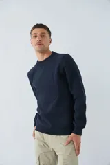 Buzo de algodón blanco con cuello redondo, manga larga y logo en relieve.