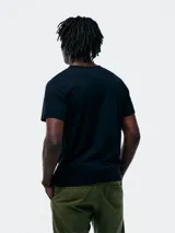 Remera azul marino de corte slim y mangas cortas.