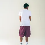 Bermuda negra confeccionada en nylon liviano, con cintura elastizada con cordón, bolsillos laterales y bolsillos cargo de perfil limpio.