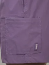 Short de baño lila con cintura elástica y cordón amarillo.