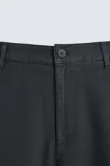 Pantalón negro de corte recto, confeccionado en tejido de mezcla de algodón y lino. Presenta cintura elástica, bolsillos laterales y traseros.