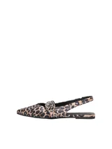 Ballerinas con estampado animal print, punta fina, correa ajustable con hebilla y suela plana.