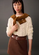 Sweater color crema de tejido de punto calado con cuello redondo y terminaciones de canalé.
